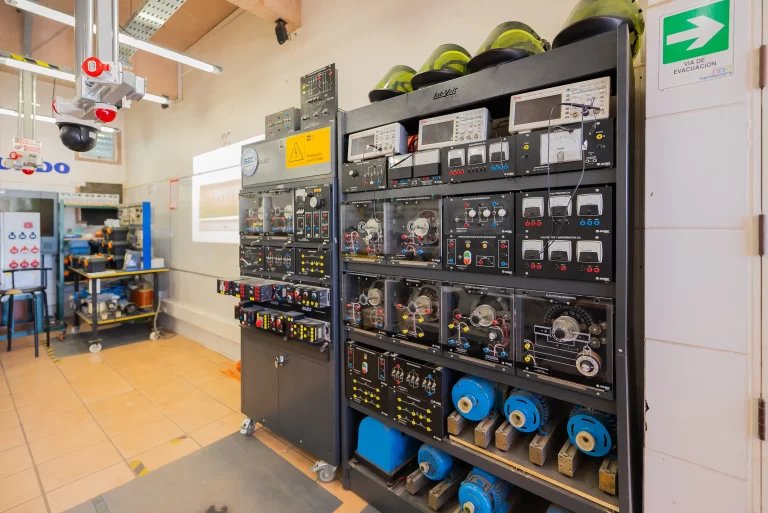 Laboratorio técnico educativo con paneles eléctricos didácticos, equipos de medición y simuladores industriales para formación en electricidad y mantenimiento eléctrico.
